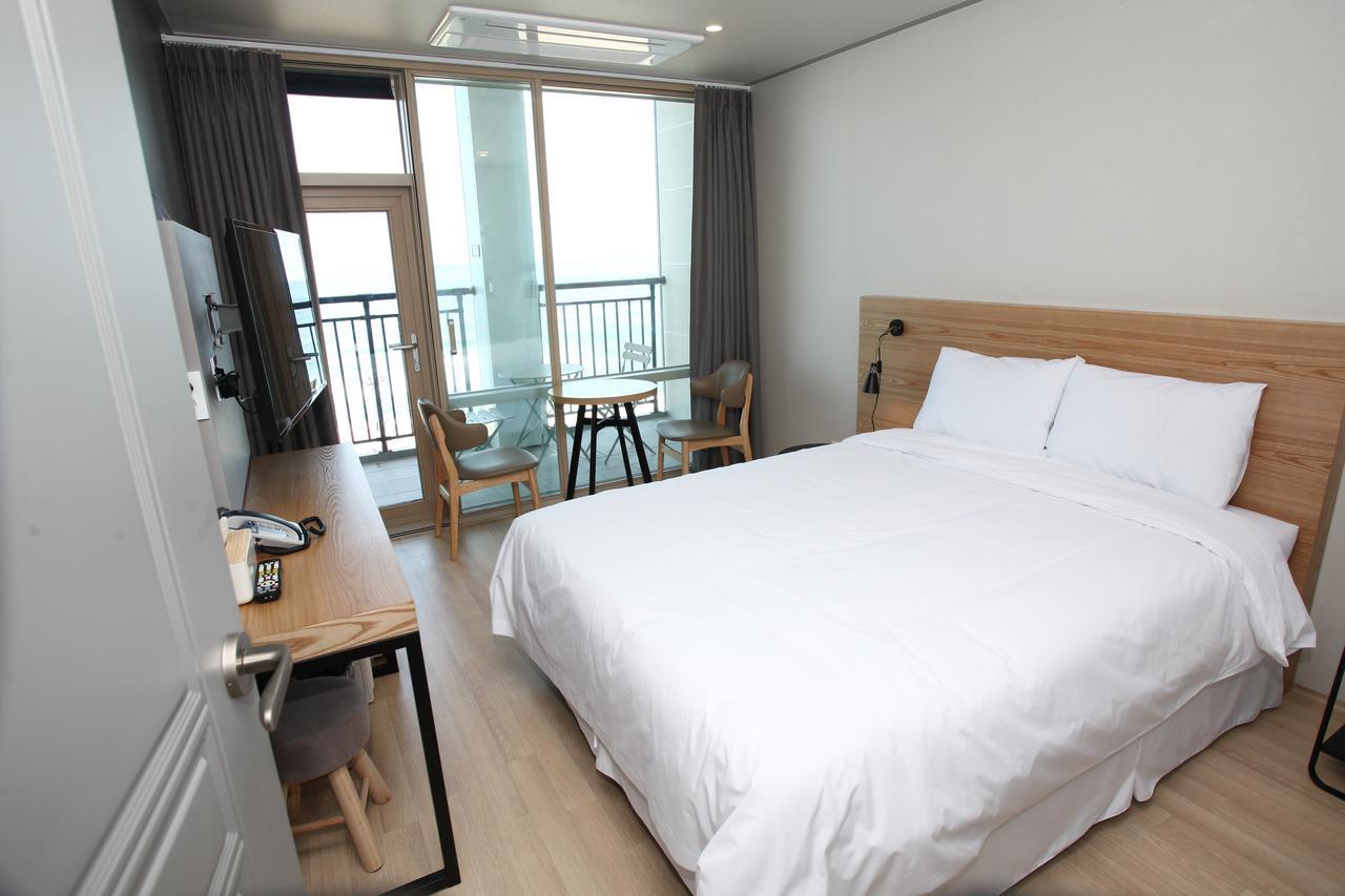 Hotel R Gangneung Rum bild